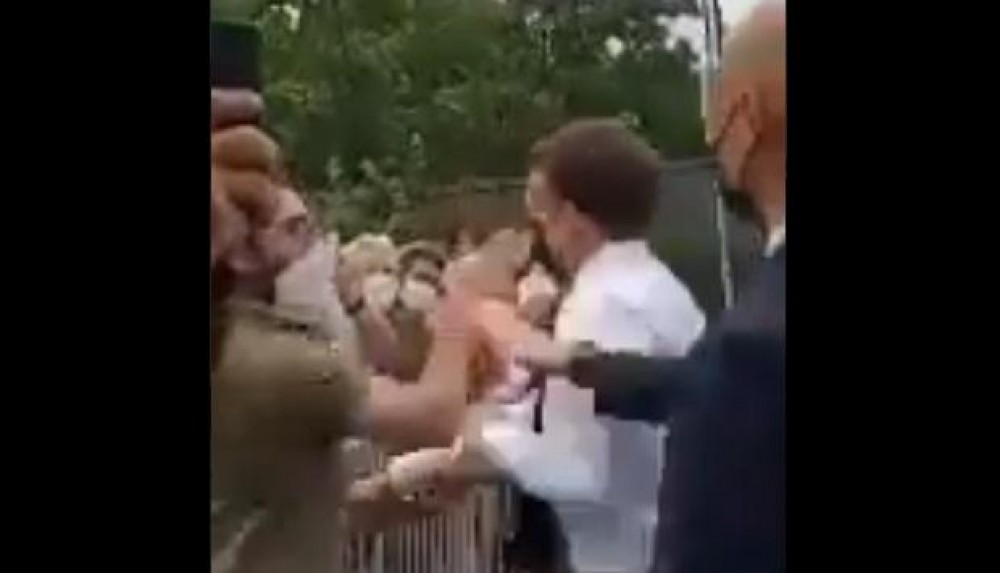 FLASH: Emmanuel Macron, lovit peste faţă în timpul unei vizite oficiale